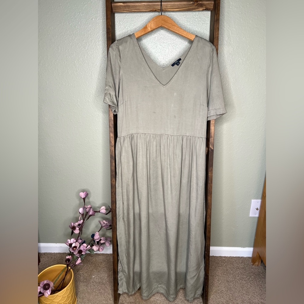 Elegant Green V-Neck Dress